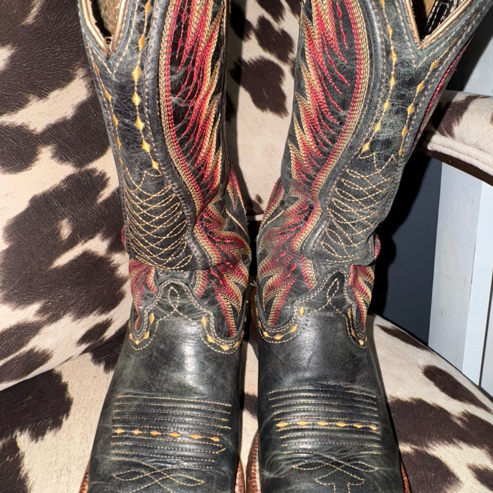 Ariat Black and Red Women’s Cowboy Boots - Picture 11 of 16